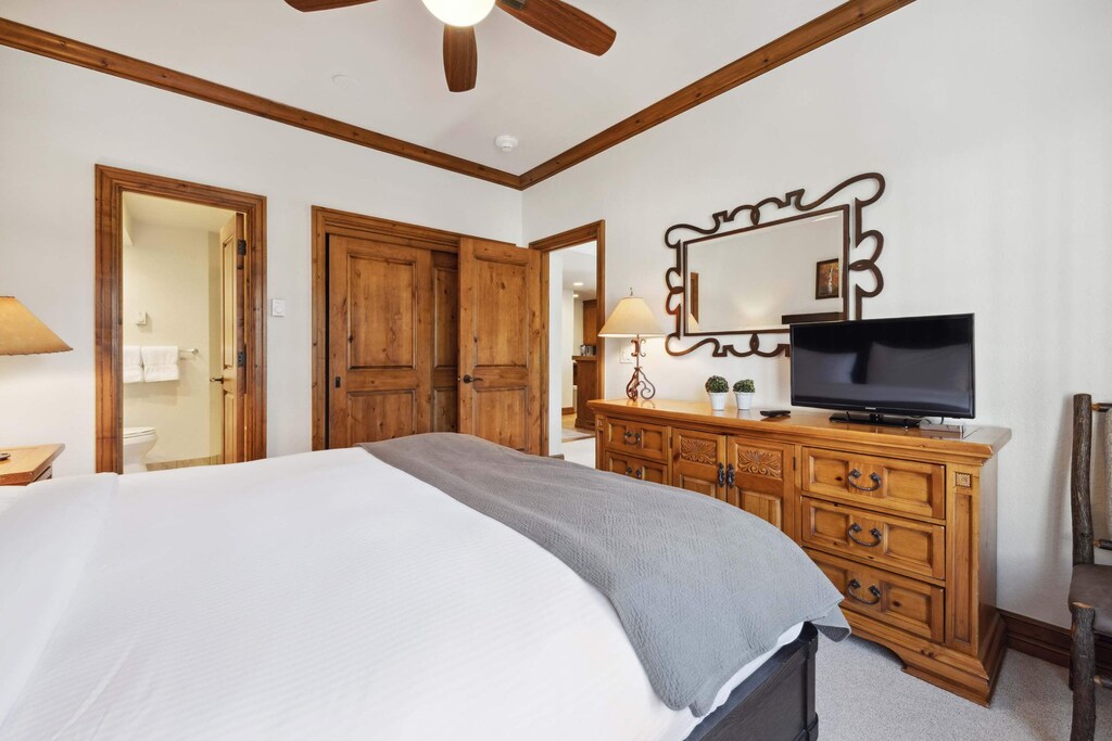 charter-c120-2563_54462742135_o