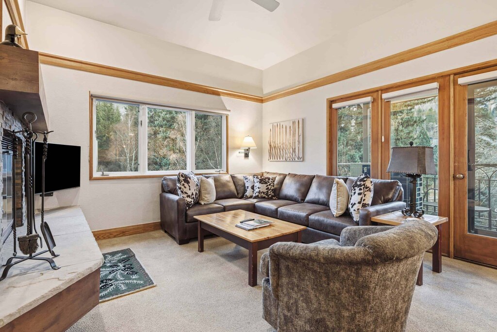 charter-e210-6525_54945334236_o