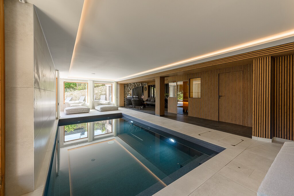 Indoor heated swimming pool (relaxation area with lounge and sauna), level -2 of the chalet