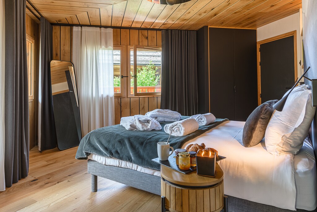 "Osmose" bedroom with kingsize double bed and bathroom with shower and bathtub, level -1 of the chalet