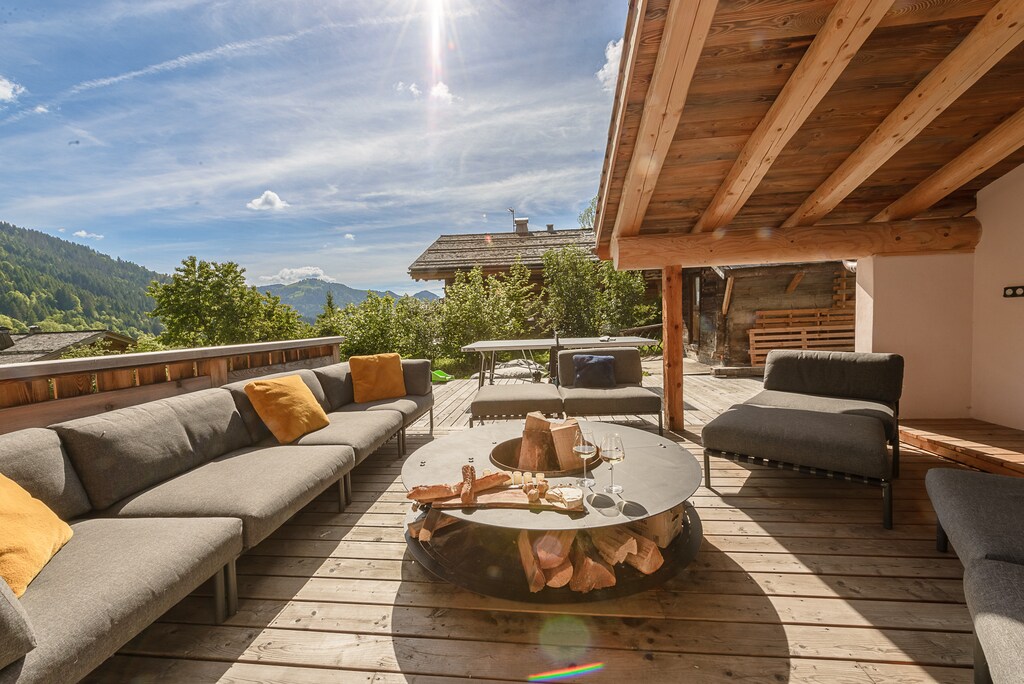 Terrace on level -1 with brazier, barbecue, garden furniture and ping-pong table