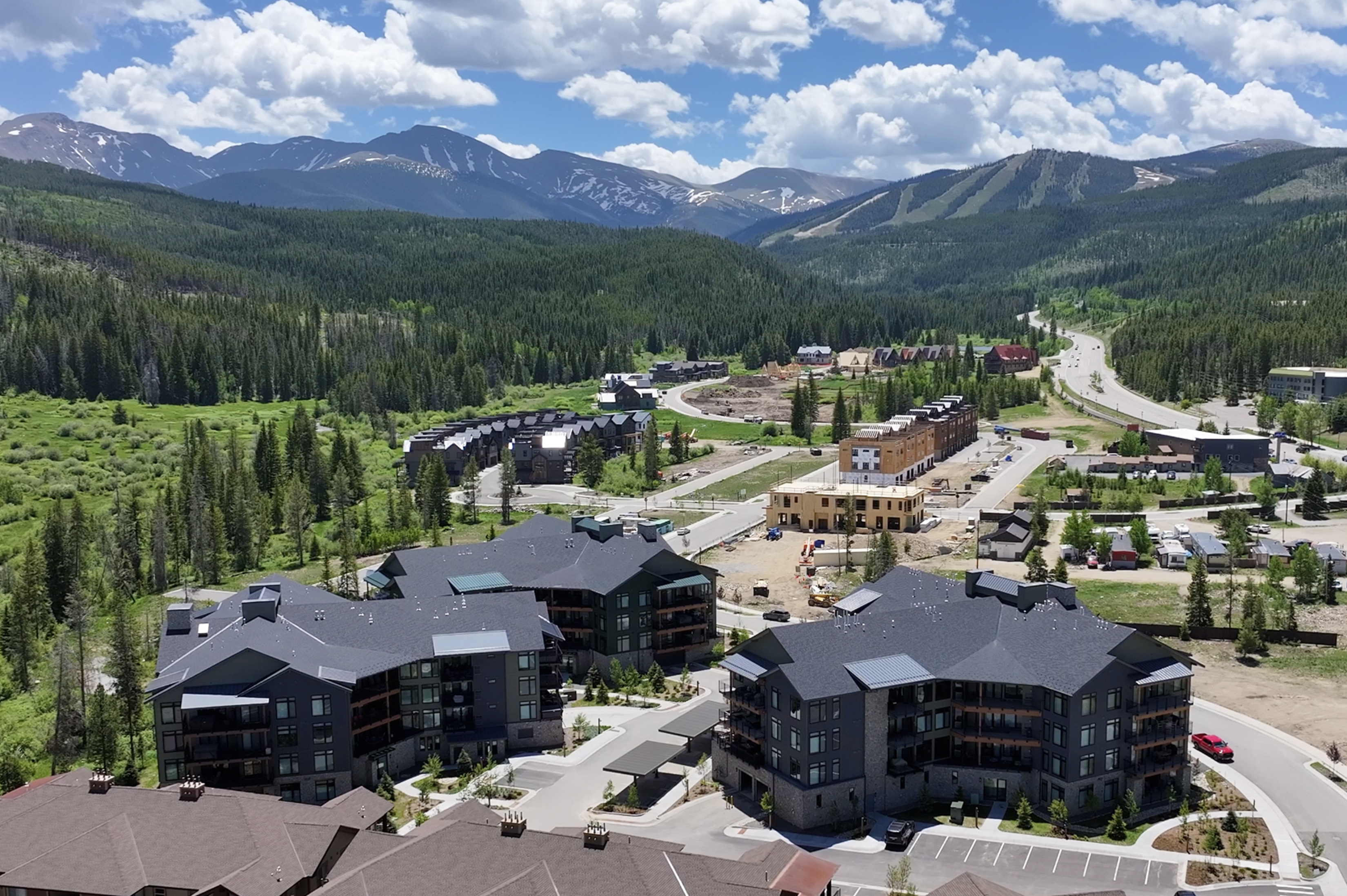 New complex in the heart of Winter Park with Mountain Views and wakability