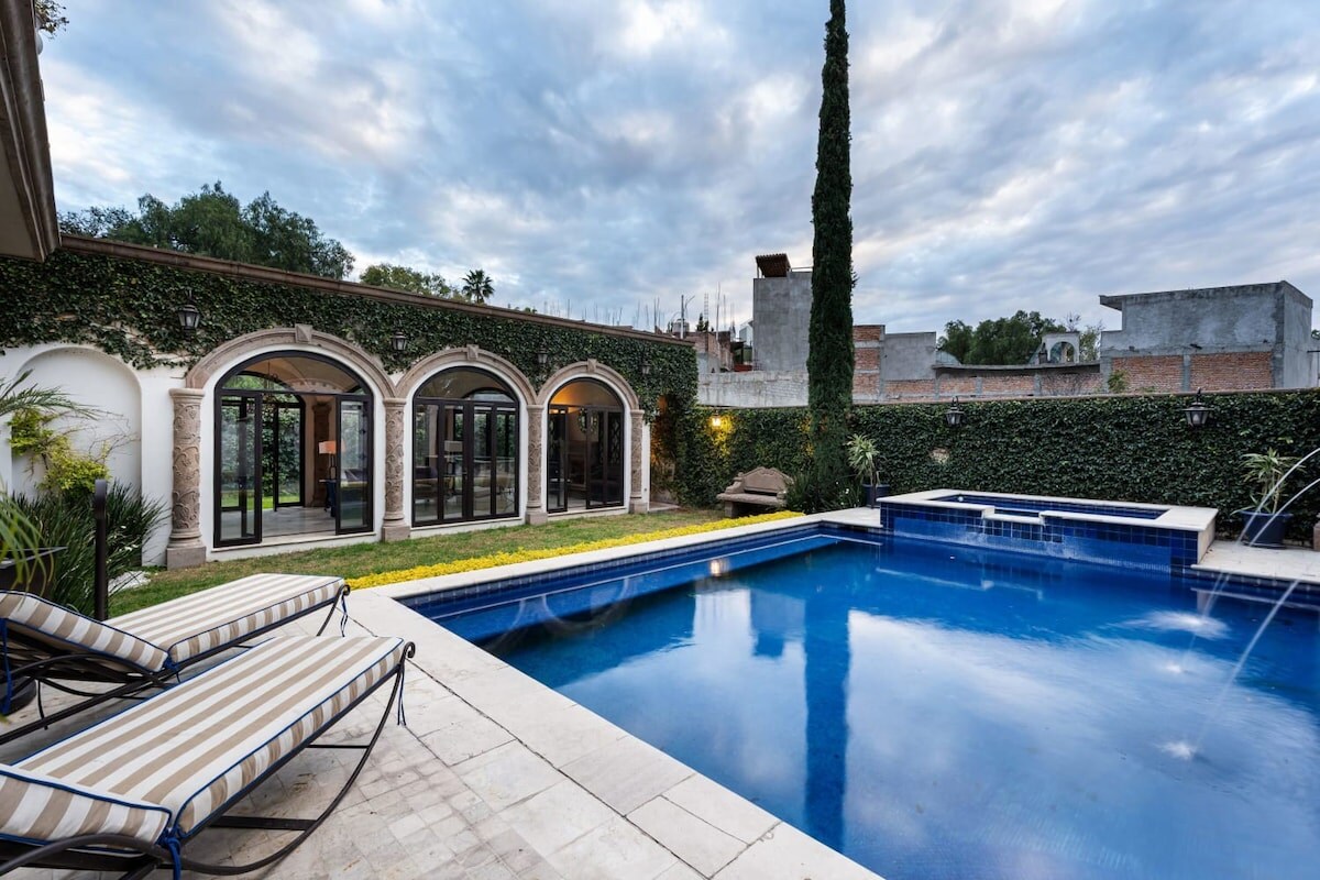 Community, shared pool and hot tub with sun loungers