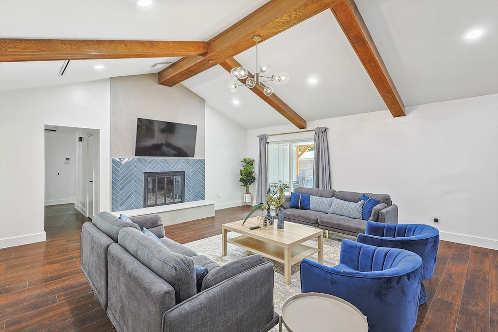 This living room’s vaulted ceilings offer an air of sophisticated elegance while the plush couches create an inviting and warm atmosphere for you to sink into.