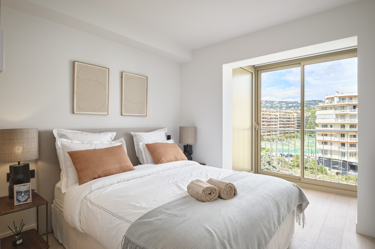 Modern 2 bedroom apartment on a prestigious Croisette residence