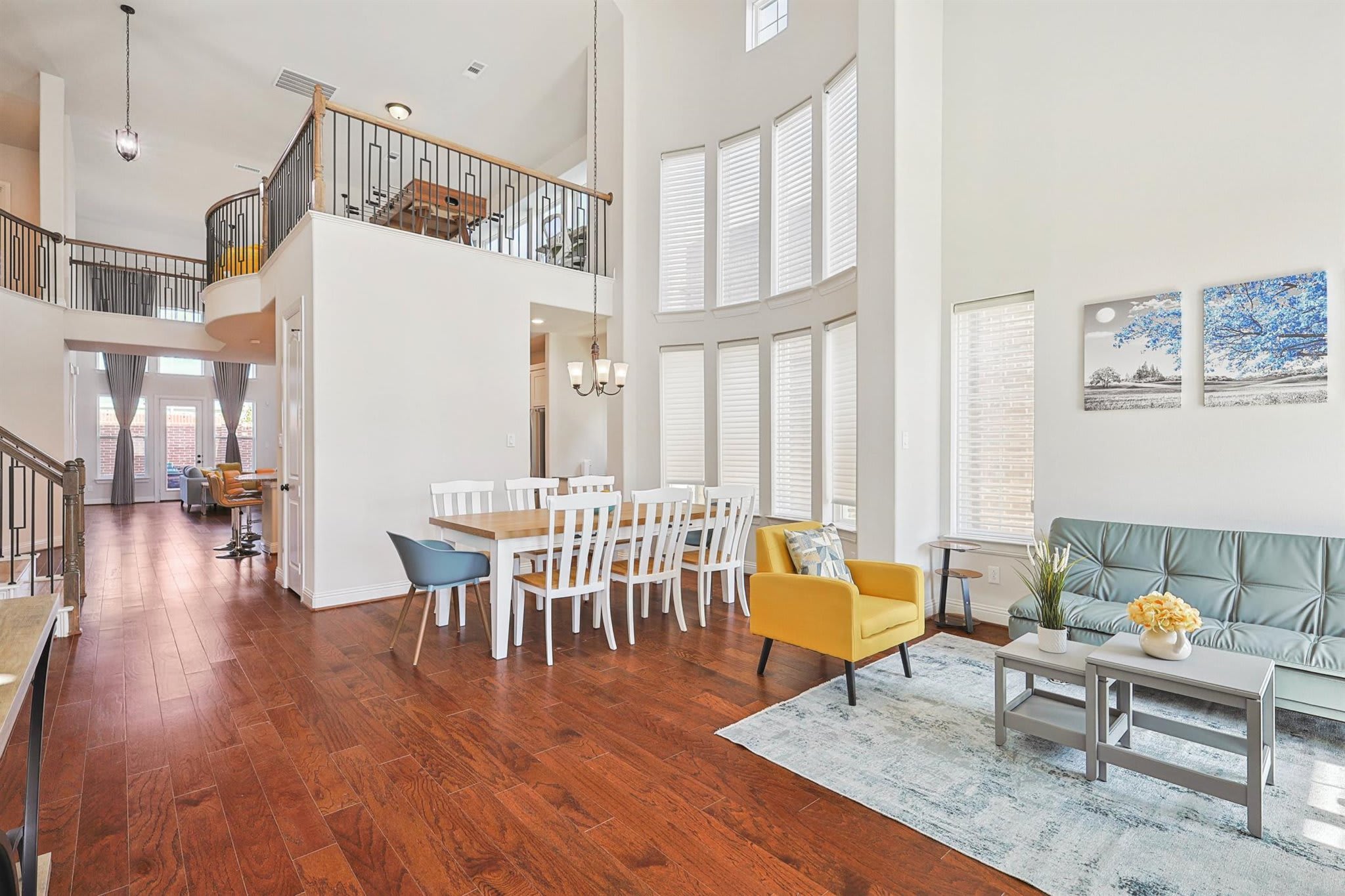 This open-concept layout makes for easy socializing whether you’re grabbing a bite in the breakfast nook or whipping up a culinary treat in the kitchen.