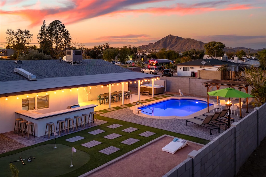 Escape to an Arizona retreat with breathtaking mountain vistas – relaxation awaits!