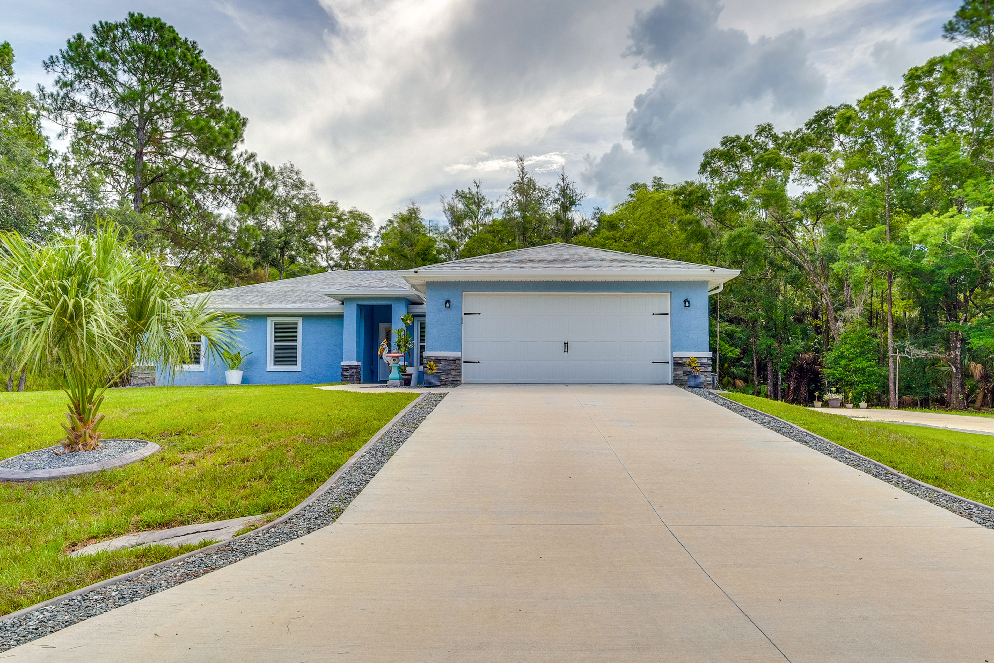 Pet-Friendly Crystal River Home w/ Lanai + Hot Tub