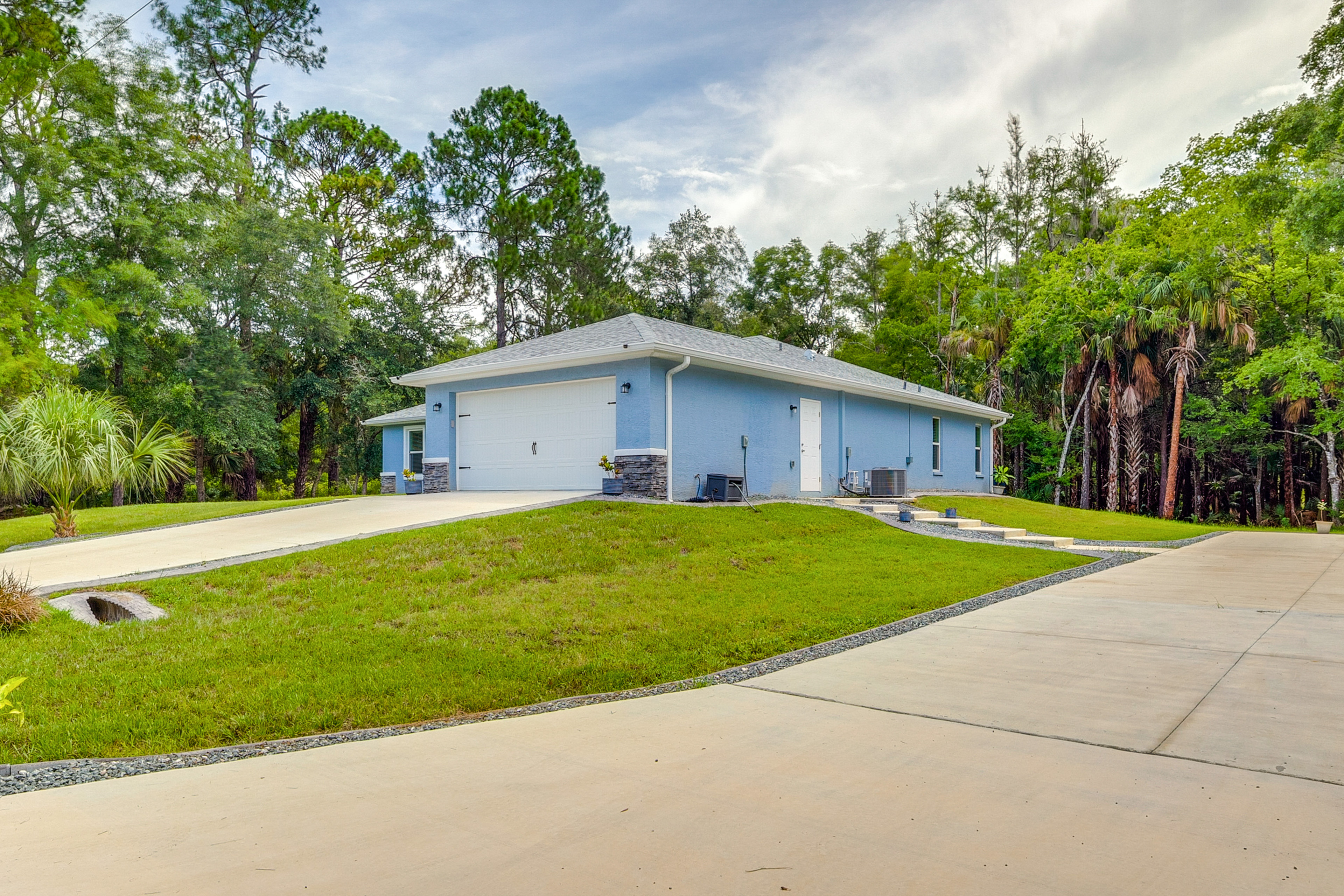 Property Image 2 - Crystal River Home w/ Lanai + Hot Tub