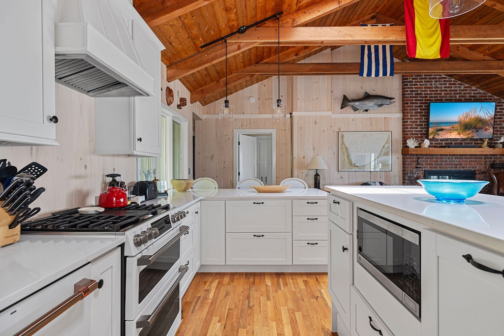 Exquisite wood floors + vaulted ceilings add a richness to the vacay experience.