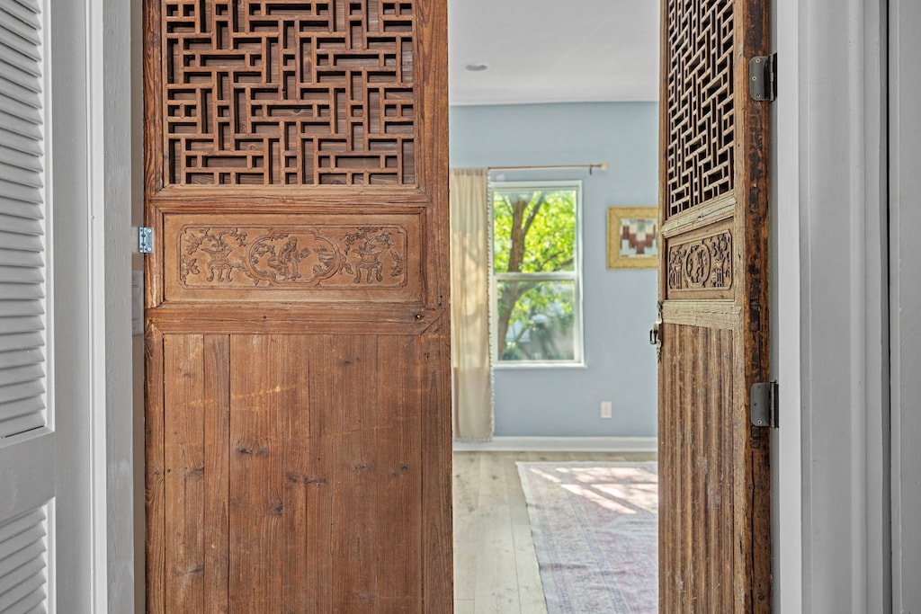 Knock knock, who's there? A beautifully patterned wooden door, that's who!