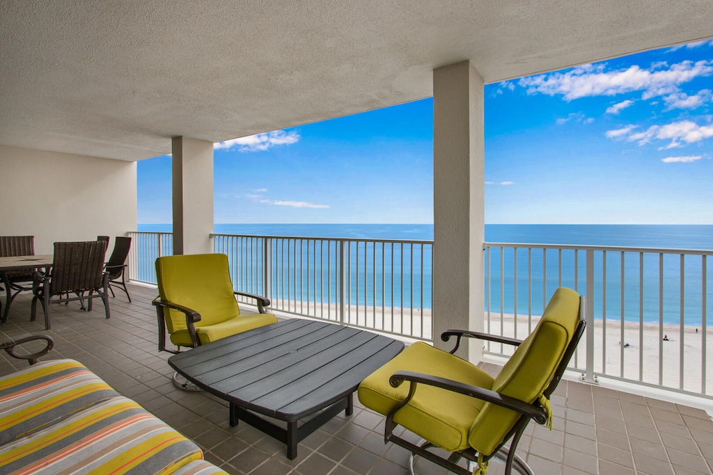 Welcome to Pelican Pointe 1406!