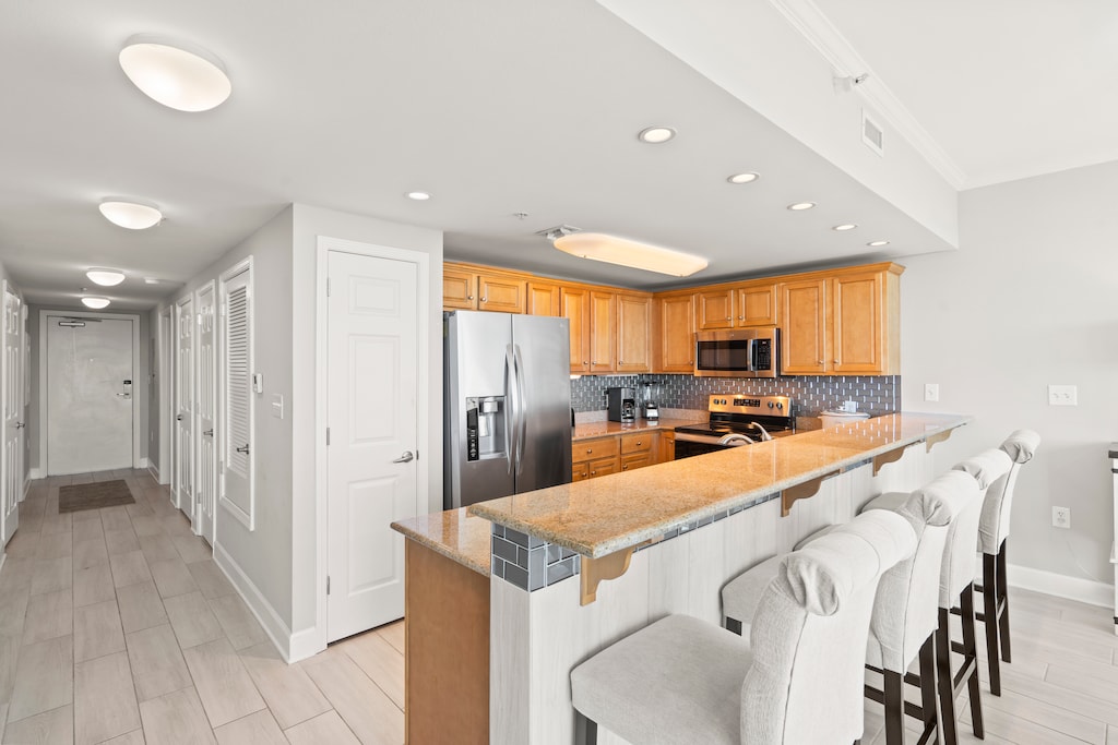 Eat-in kitchen bar seating