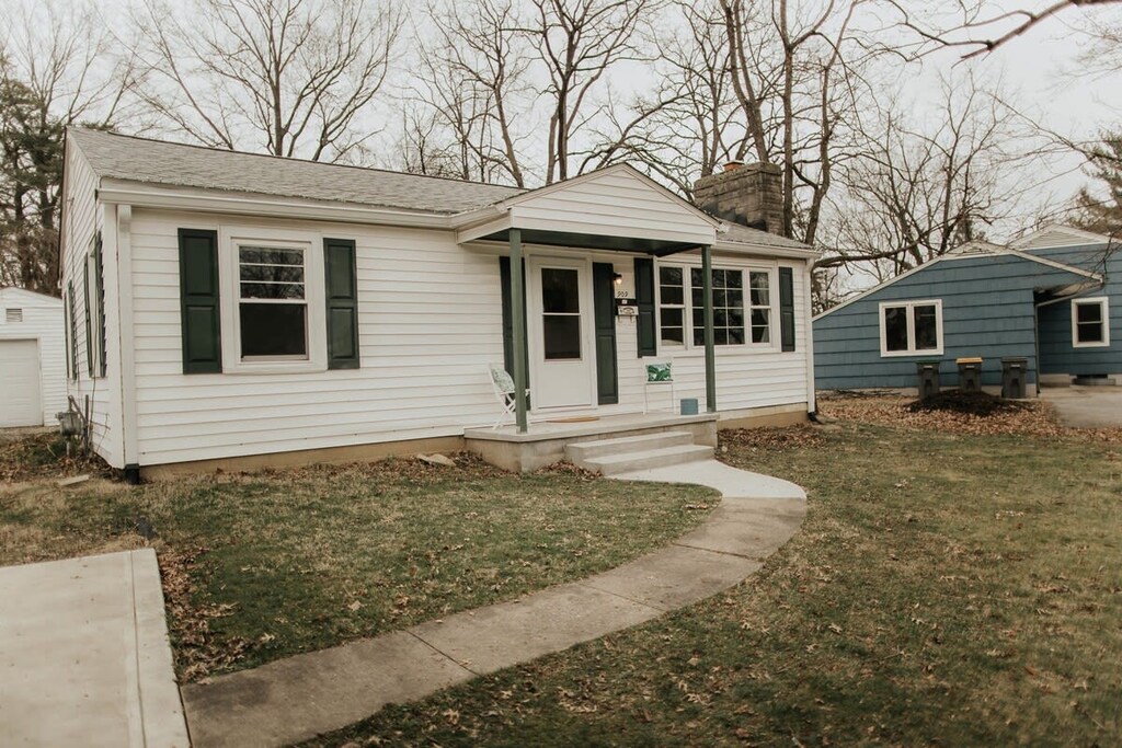 Welcome to your ideal retreat in Bloomington! This charming 3-bedroom hideaway comfortably sleeps 8 guests and is conveniently located just minutes away from the bustling IU campus and scenic local parks. Whether you're visiting for a college tour or a relaxing getaway, our cozy cottage offers the perfect blend of comfort and convenience. Enjoy modern amenities, ample space for relaxation, and easy access to outdoor adventures.