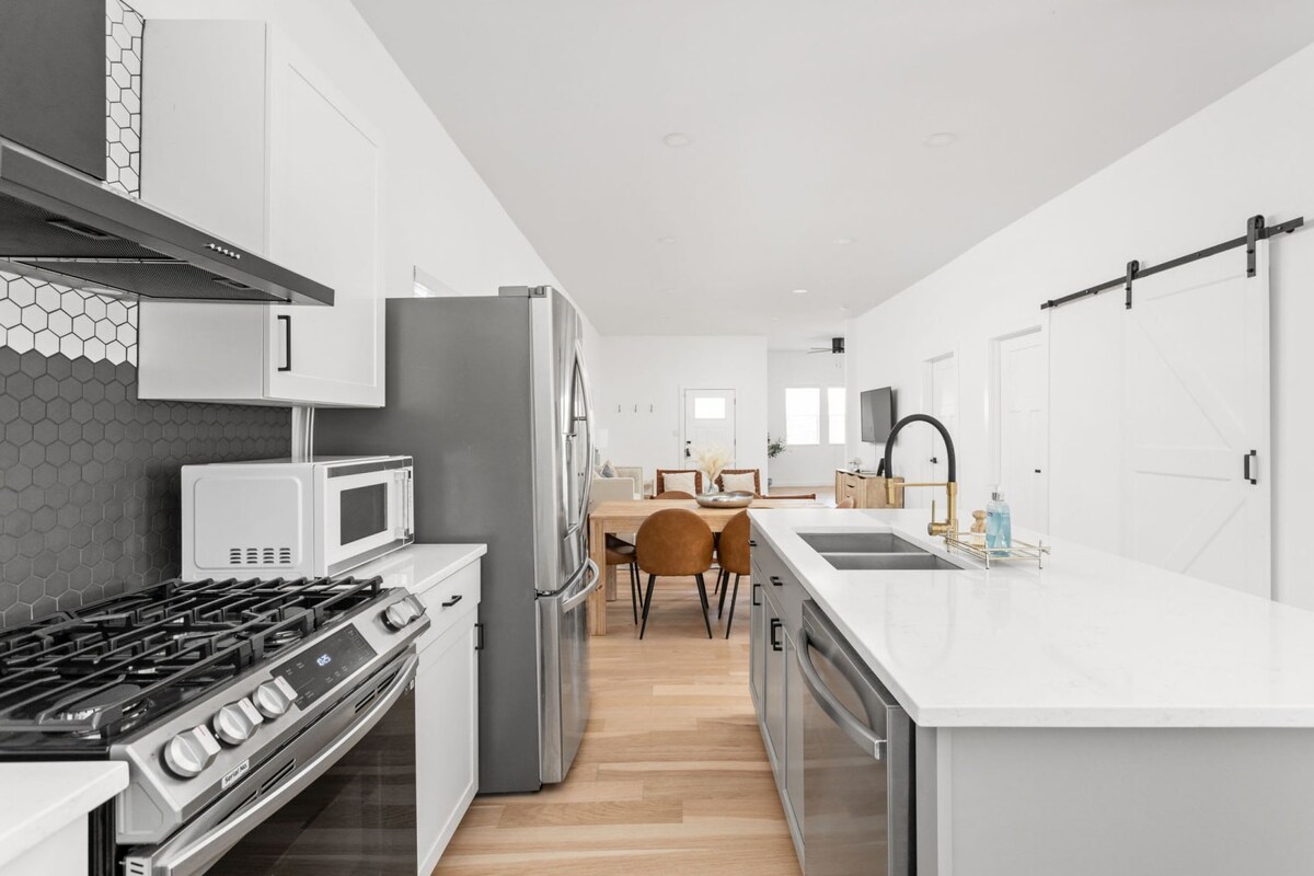 Kitchen: Modern design with sleek appliances, stunning countertops, and ample dining space awaits you! Kitchen: Modern design with sleek appliances, stunning countertops, and ample dining space awaits you!