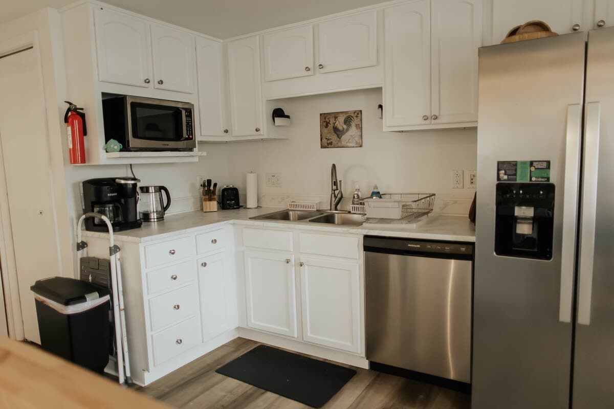 Experience the convenience and functionality of our exceptional kitchen cabinets, meticulously designed to enhance your culinary journey. Our kitchen is fully equipped with all the basic equipment and essentials you need to create culinary masterpieces. Experience the convenience and functionality of our exceptional kitchen cabinets, meticulously designed to enhance your culinary journey. Our kitchen is fully equipped with all the basic equipment and essentials you need to create culinary masterpieces.