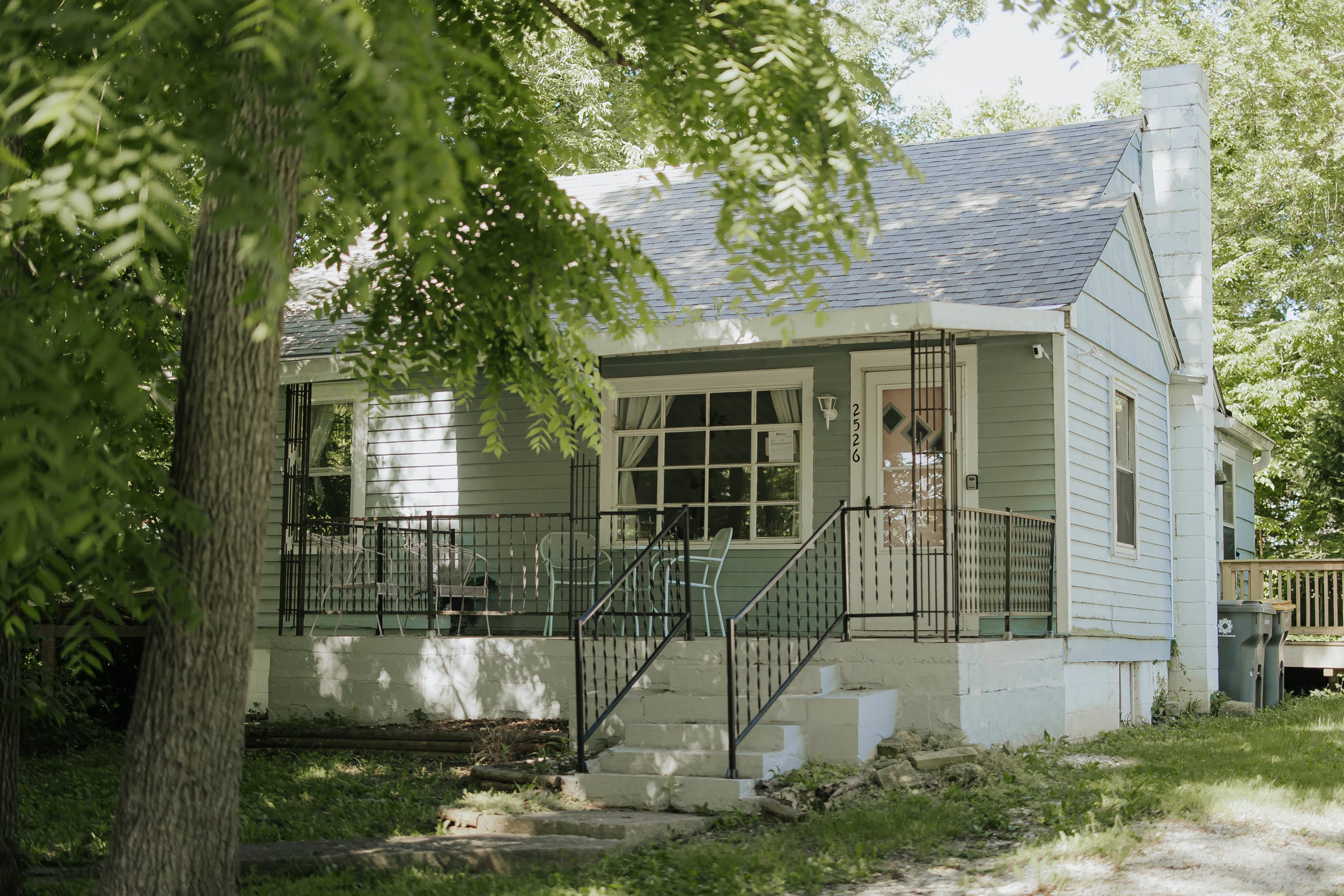 Experience Bloomington's charm in our modern-chic bungalow, steps from the B-Line Trail and a short drive to Indiana University. Ideal for families, friends, or academics, our stylish 2-bedroom hideaway accommodates up to 3 guests. Explore the city by day and relax in our cozy retreat, blending modern comforts with traditional charm.