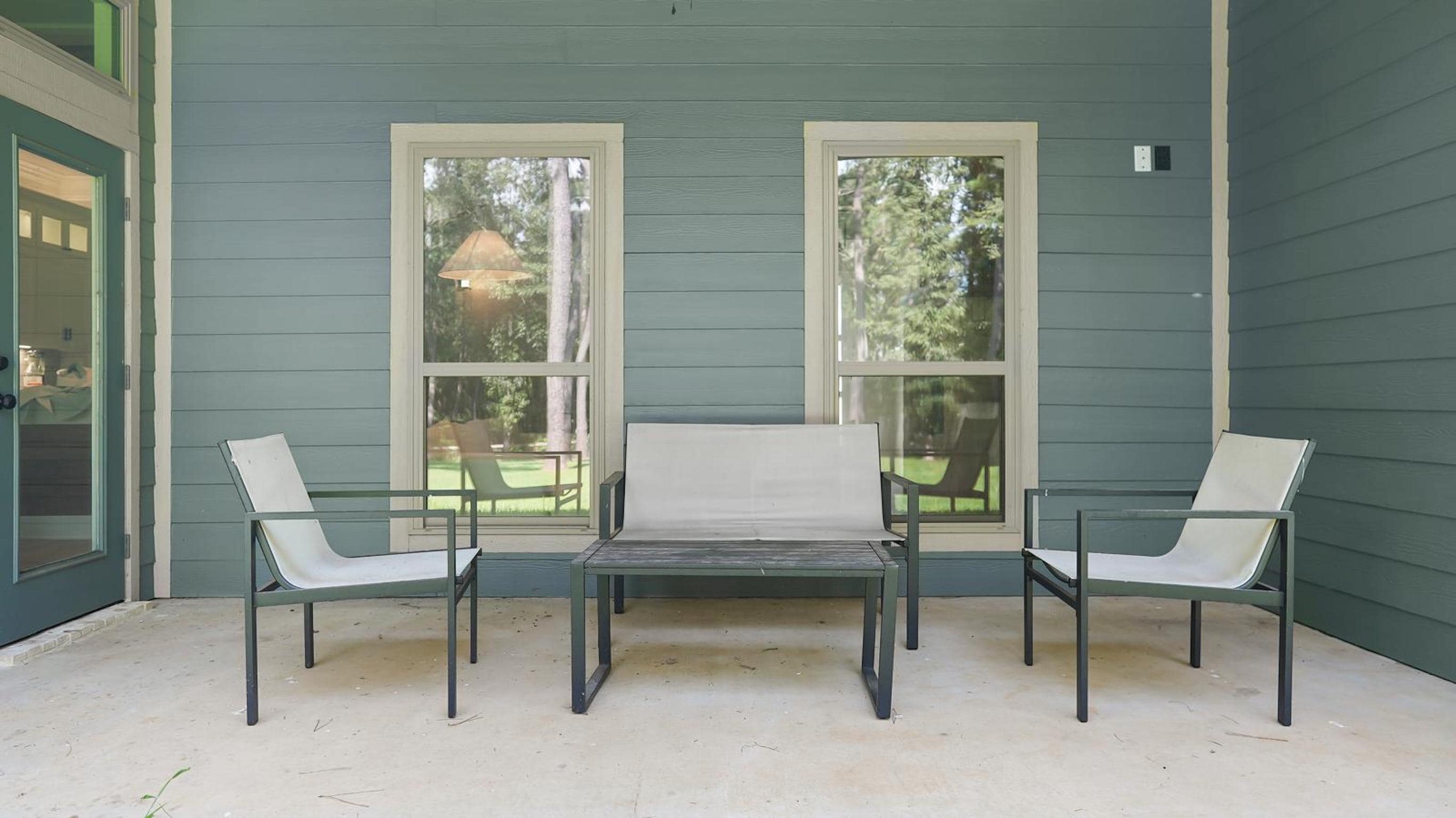 Tranquil Flint Escape: Relax in Nature's Serenity