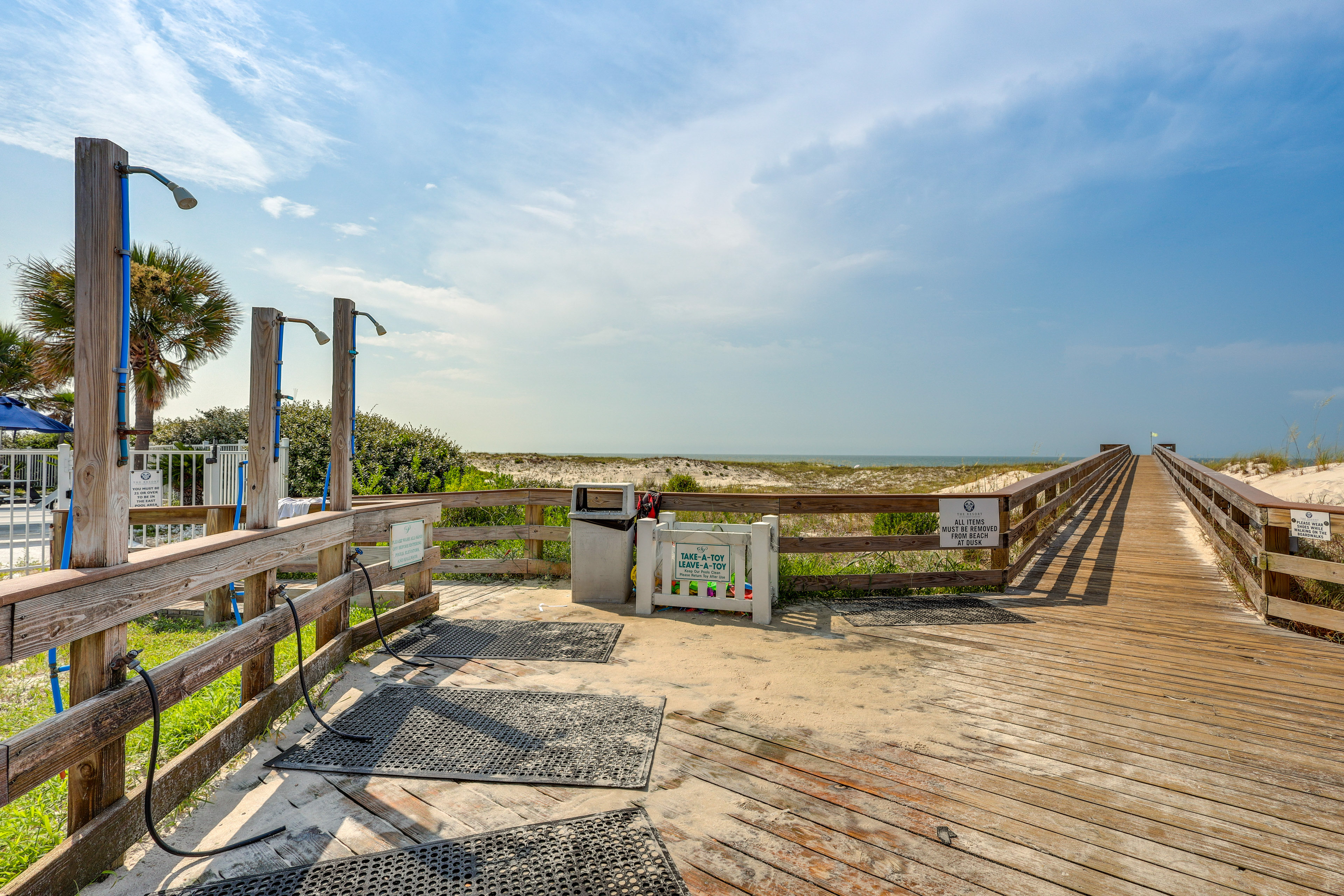 Beachy Gulf Shores Condo w/ Pool, Walk to Shore!