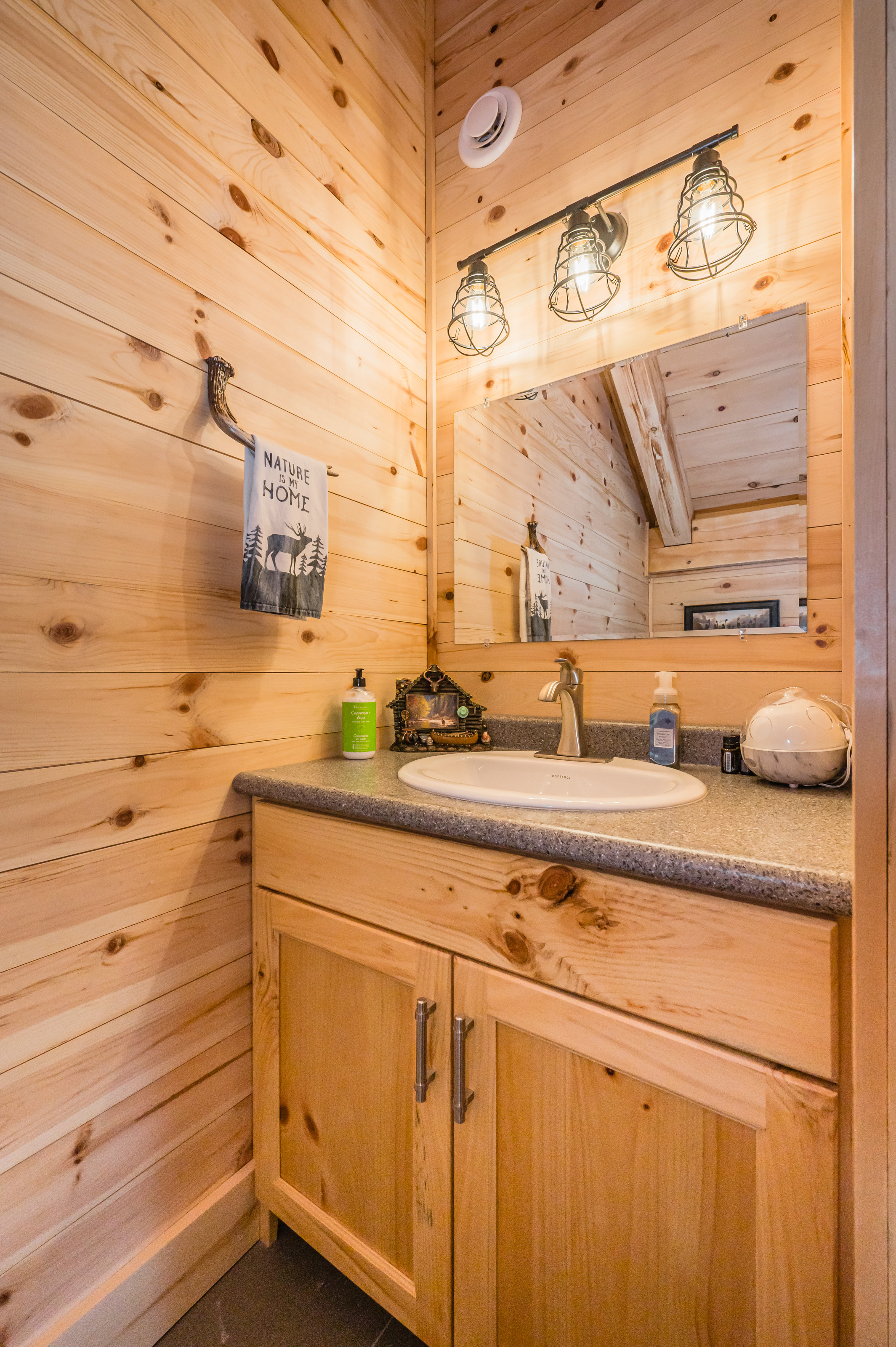 Rustic Luxury: Saw N' LogzzZ Cabin Getaway