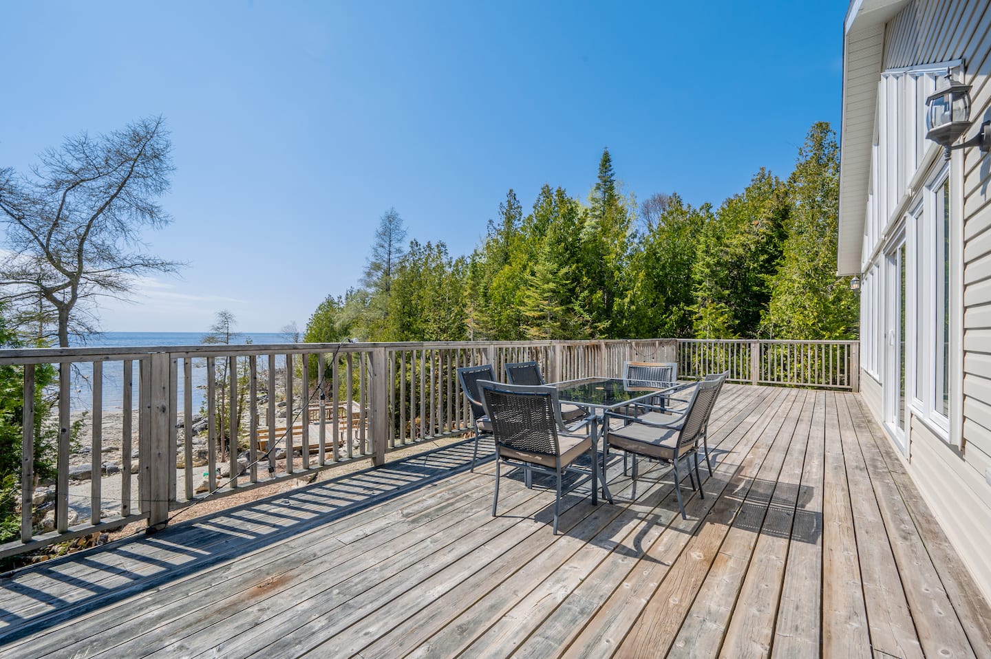 The Aida, Luxury Lakefront Retreat - Serene & Chic