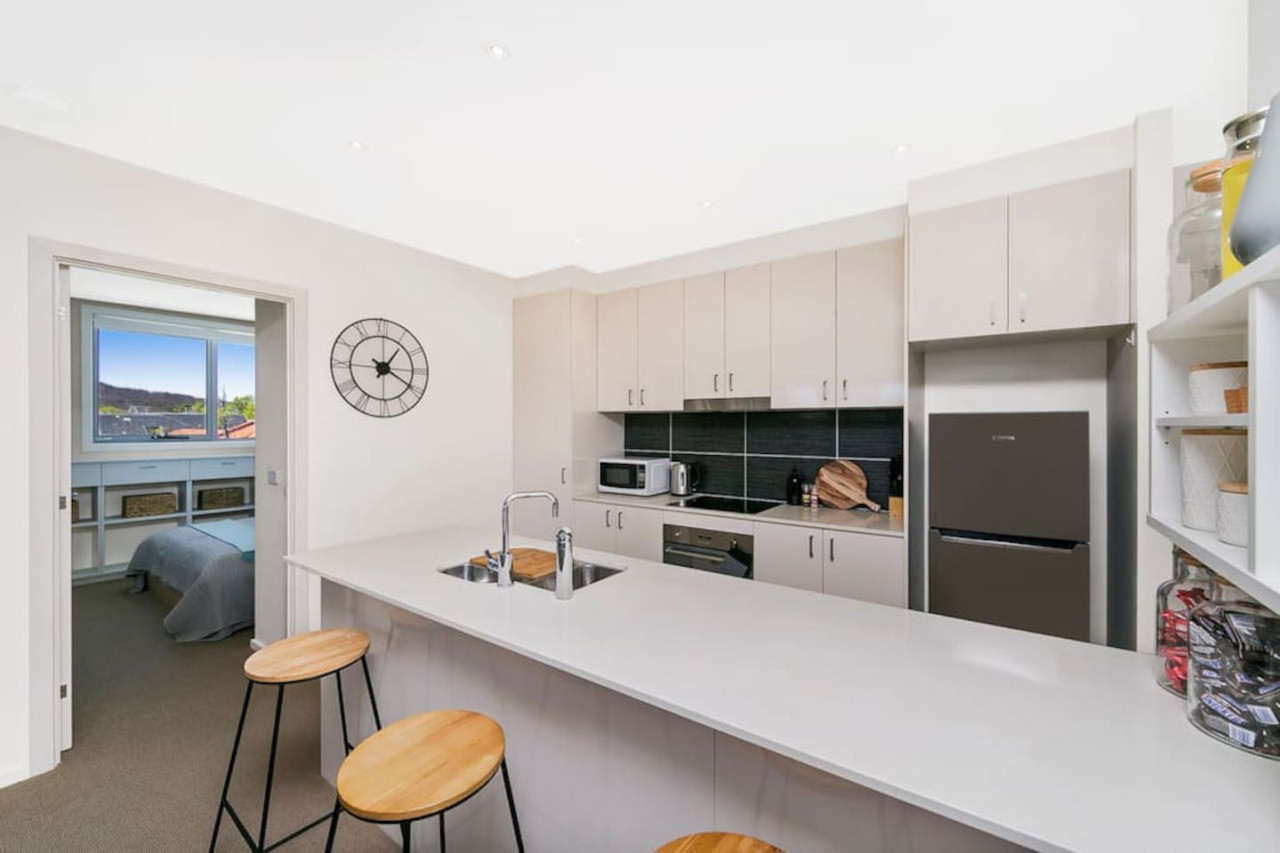 Property Image 2 - 3BR Braddon Flat, 8 mins walk to CBD