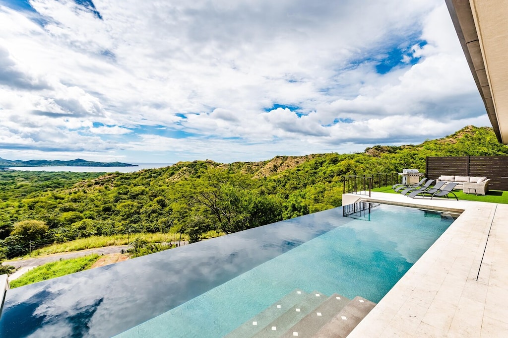 Outdoor Patio with Infinity Pool