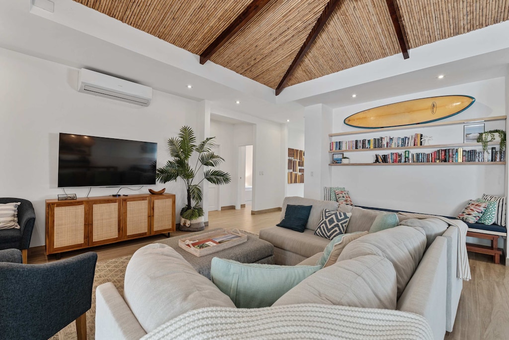 
Bask in sunlit serenity within this expansive gathering space.

