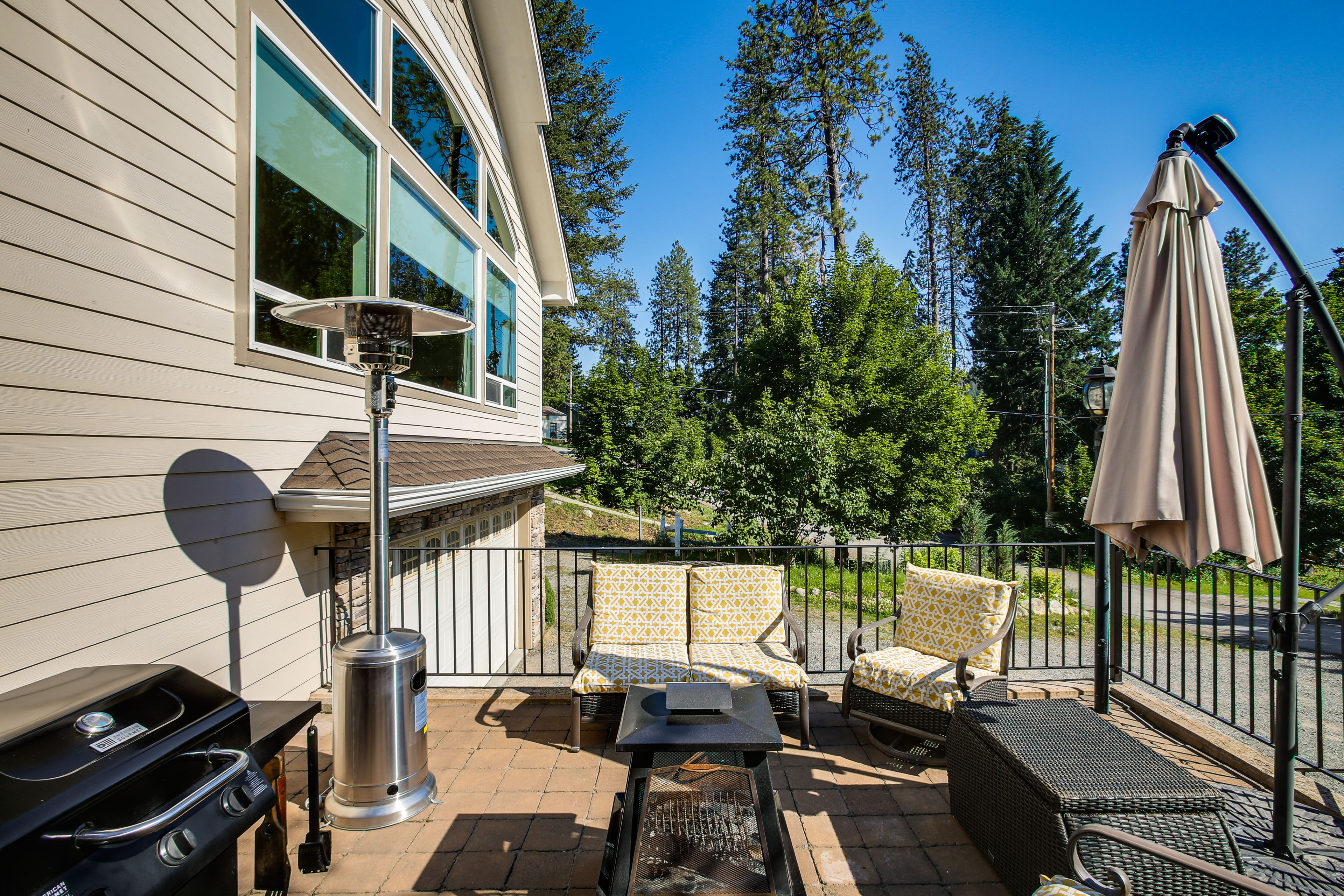 Rathdrum Home w/ Hot Tub: Steps to Beach Access!