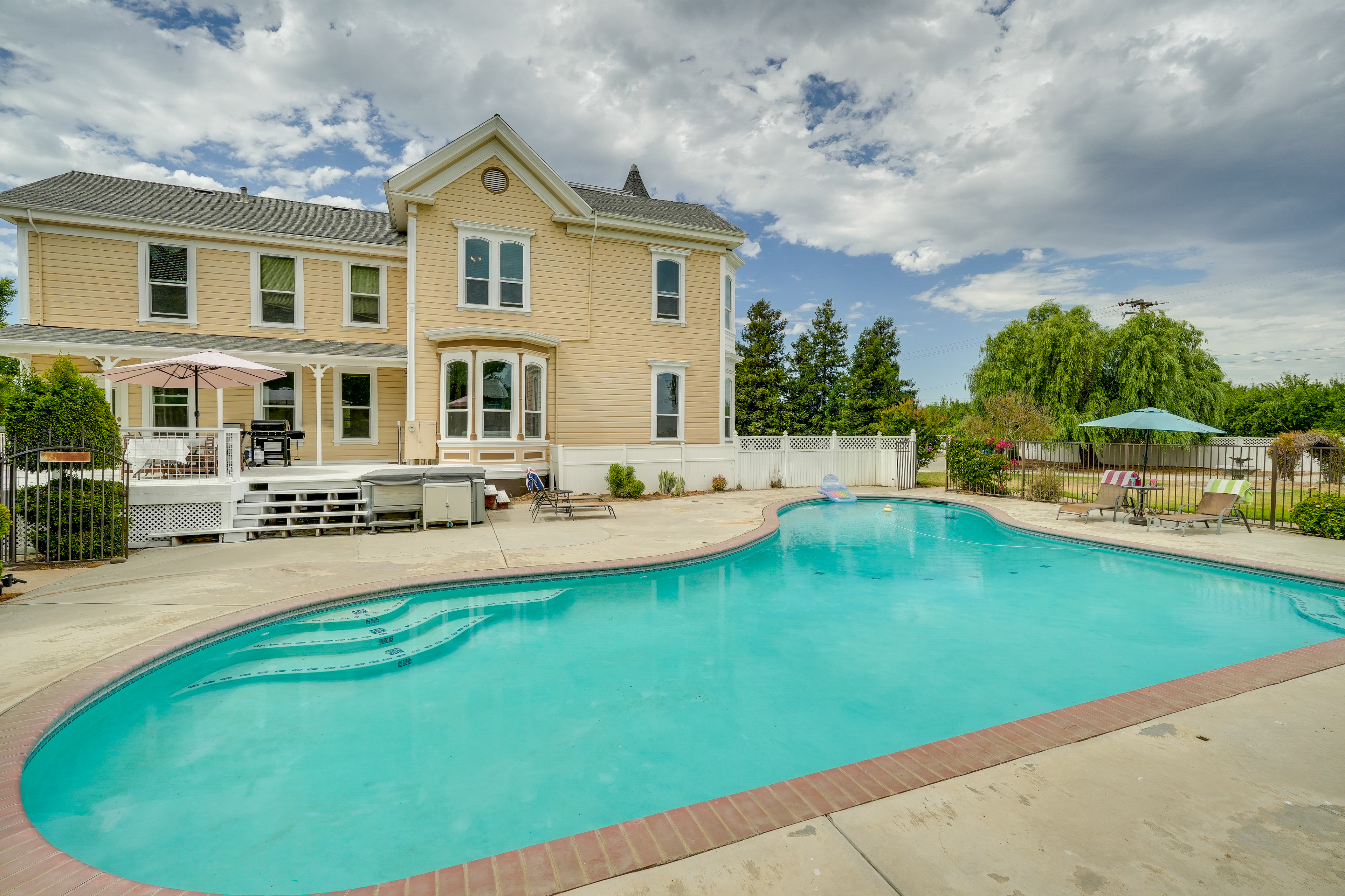 Modesto Mansion on 2 Acres - Great for Families!