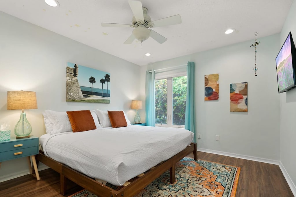 3rd bedroom with King bed and Smart TV (no cable)