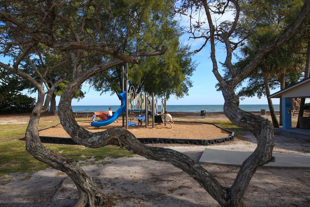 Anna Maria Island - Nearby playgrounds for the kids