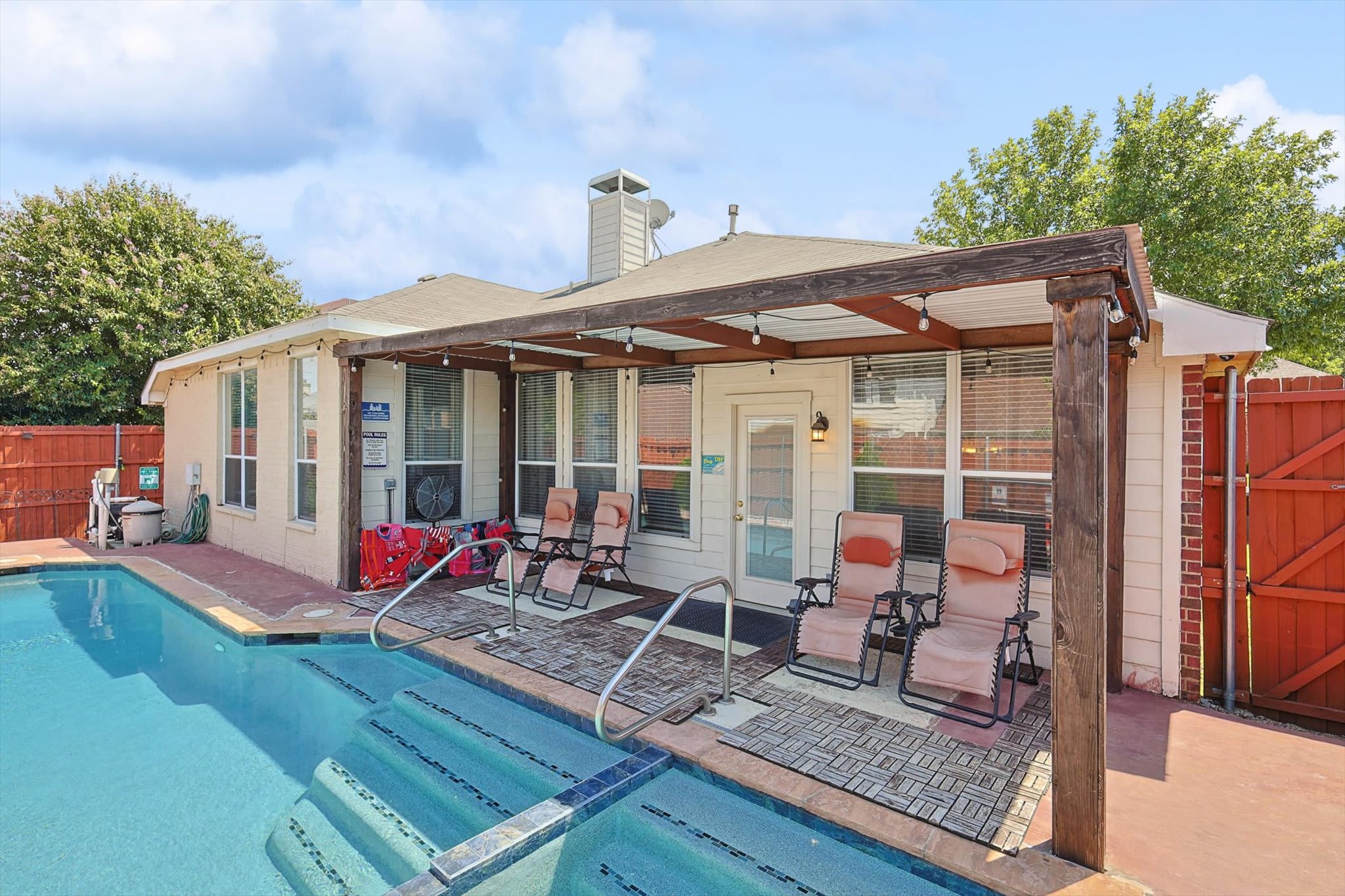 Nothing beats the Texas heat like a cool, refreshing dip in the pool so put on your swimsuits and jump on in! This pool is perfect for swimming laps or casually lounging.