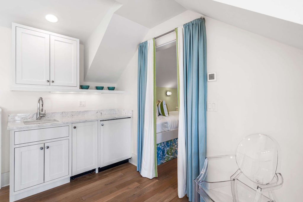 Kids Loft ensuite bath