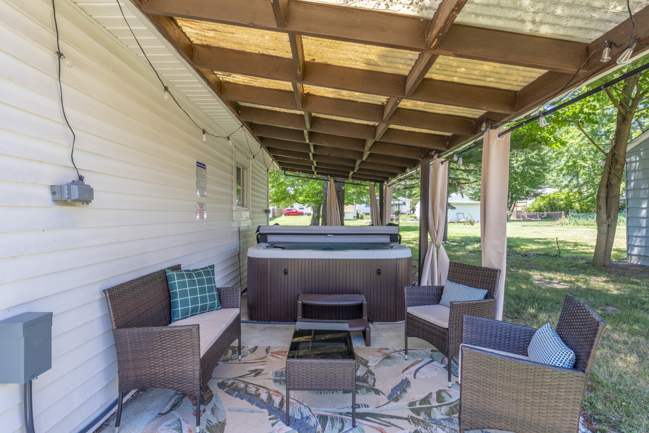 Modern & Large Ranch With Hot Tub & Game Room