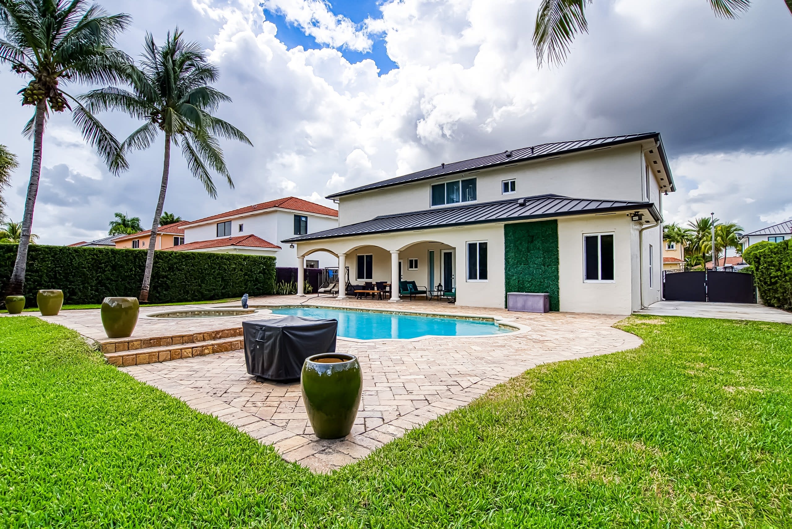 Enjoy some fun in the sun as you splish and splash to your heart’s content in this outdoor swimming pool.