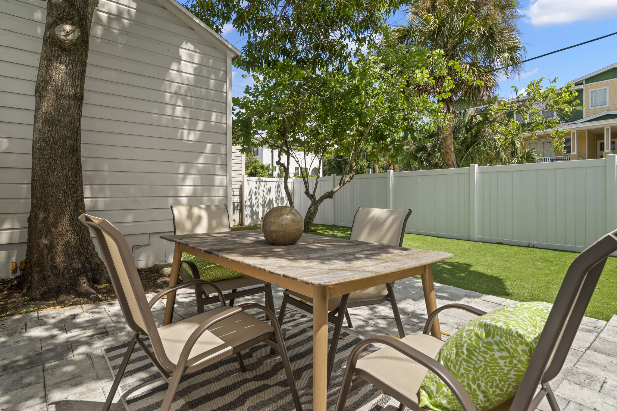 Outdoor Dining Space to enjoy the Florida Sunshine!