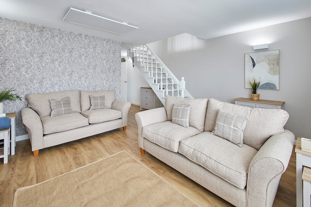 Emilyn House, Whitburn - Host & Stay