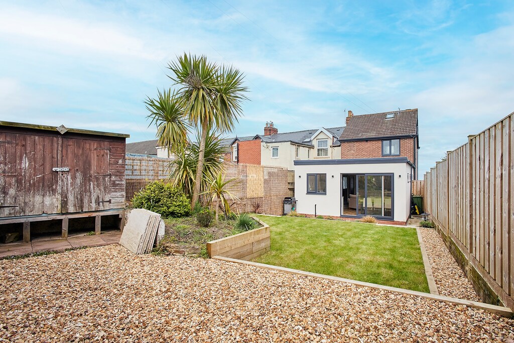 Emilyn House, Whitburn - Host & Stay