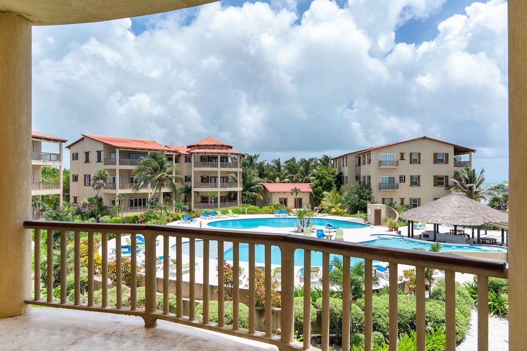 Enjoy Pool & Resort View