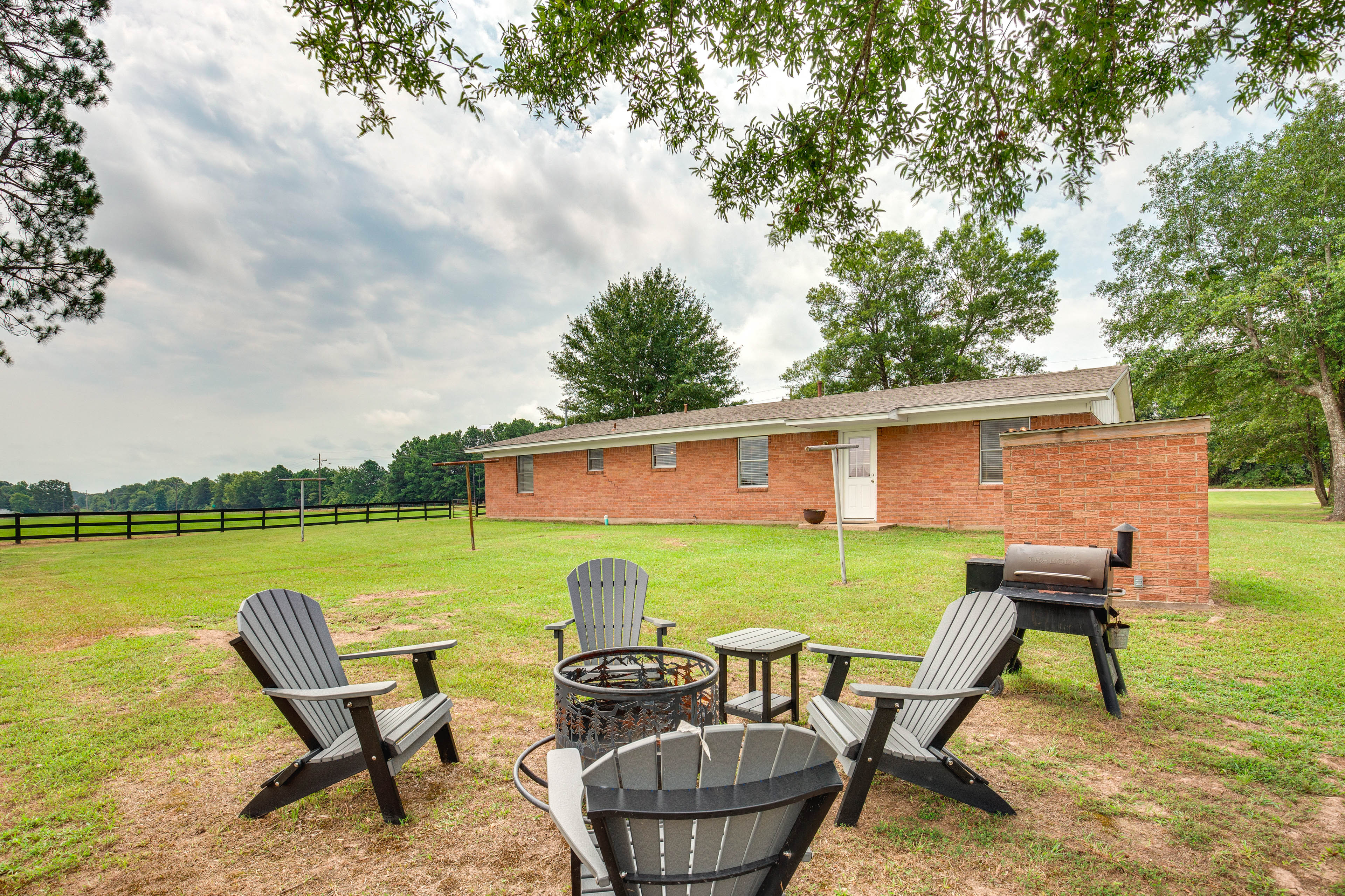 Cozy De Kalb Home w/ Grill on 100 Acres!