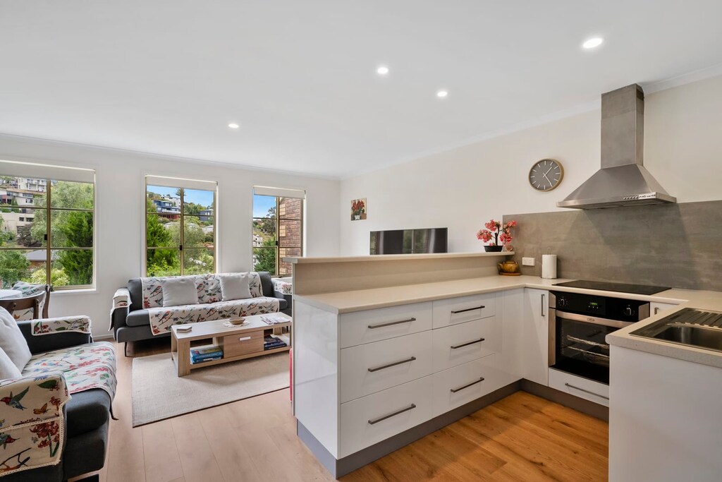 Emily Beautiful townhouse in a quiet street in West Hobart. Very clean and cosy and had everything we needed. Would definitely recommend!