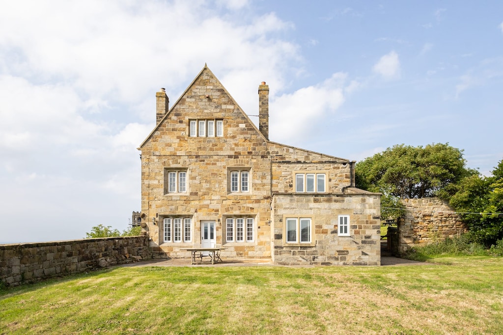 Caedmons View, Whitby - Host & Stay