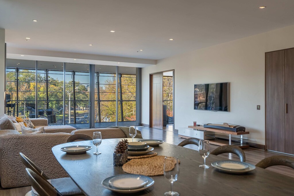 Dining table seats 8, perfect for gathering 