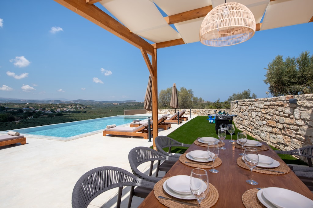 Experience alfresco dining with comfort and style, surrounded by nature's beauty.