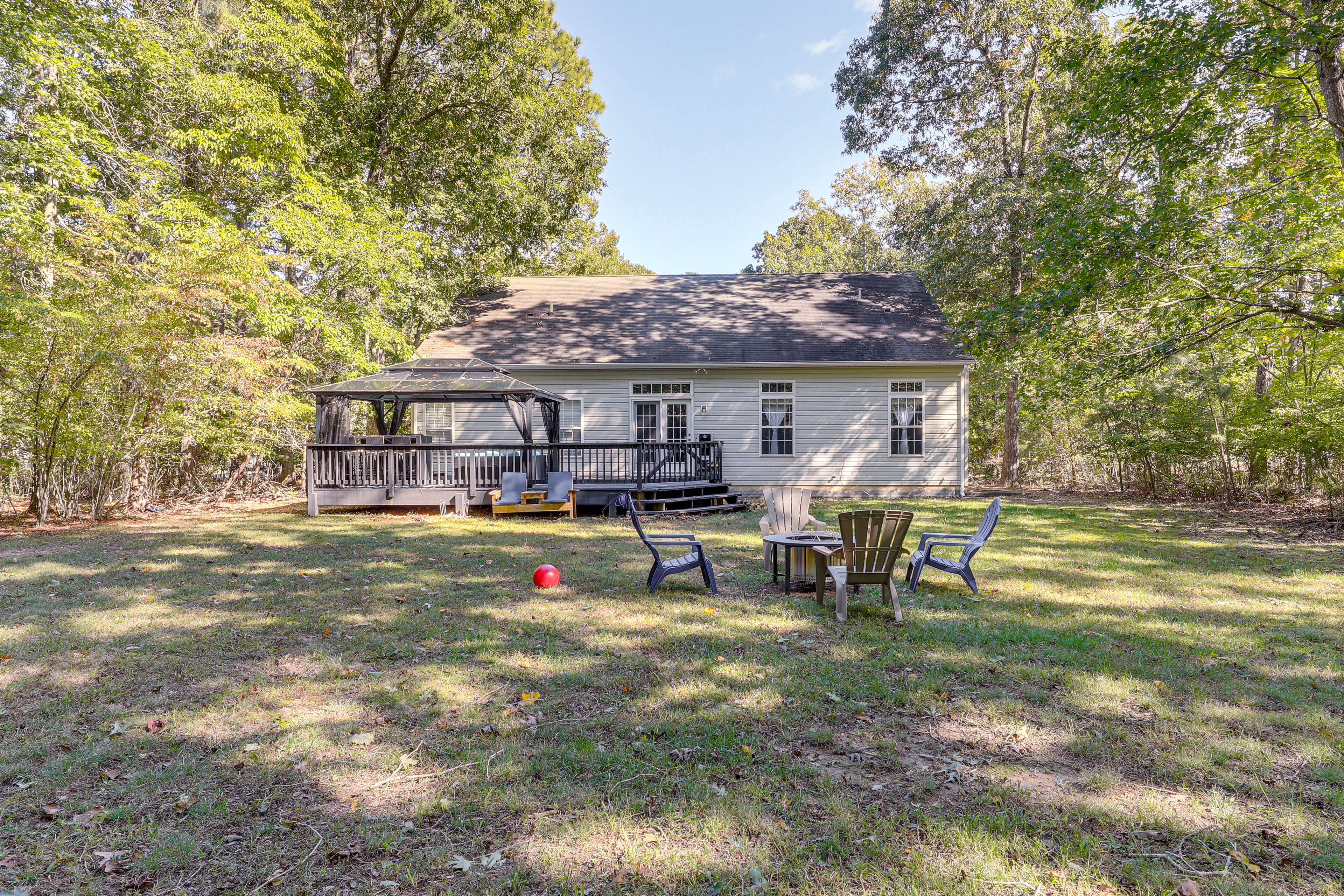 Dog-Friendly Family Retreat Near Chincoteague Bay!