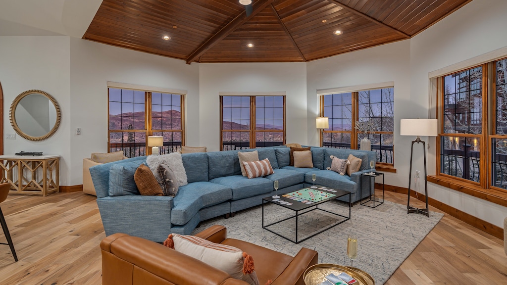 Apex Lodge North Side: Great Room