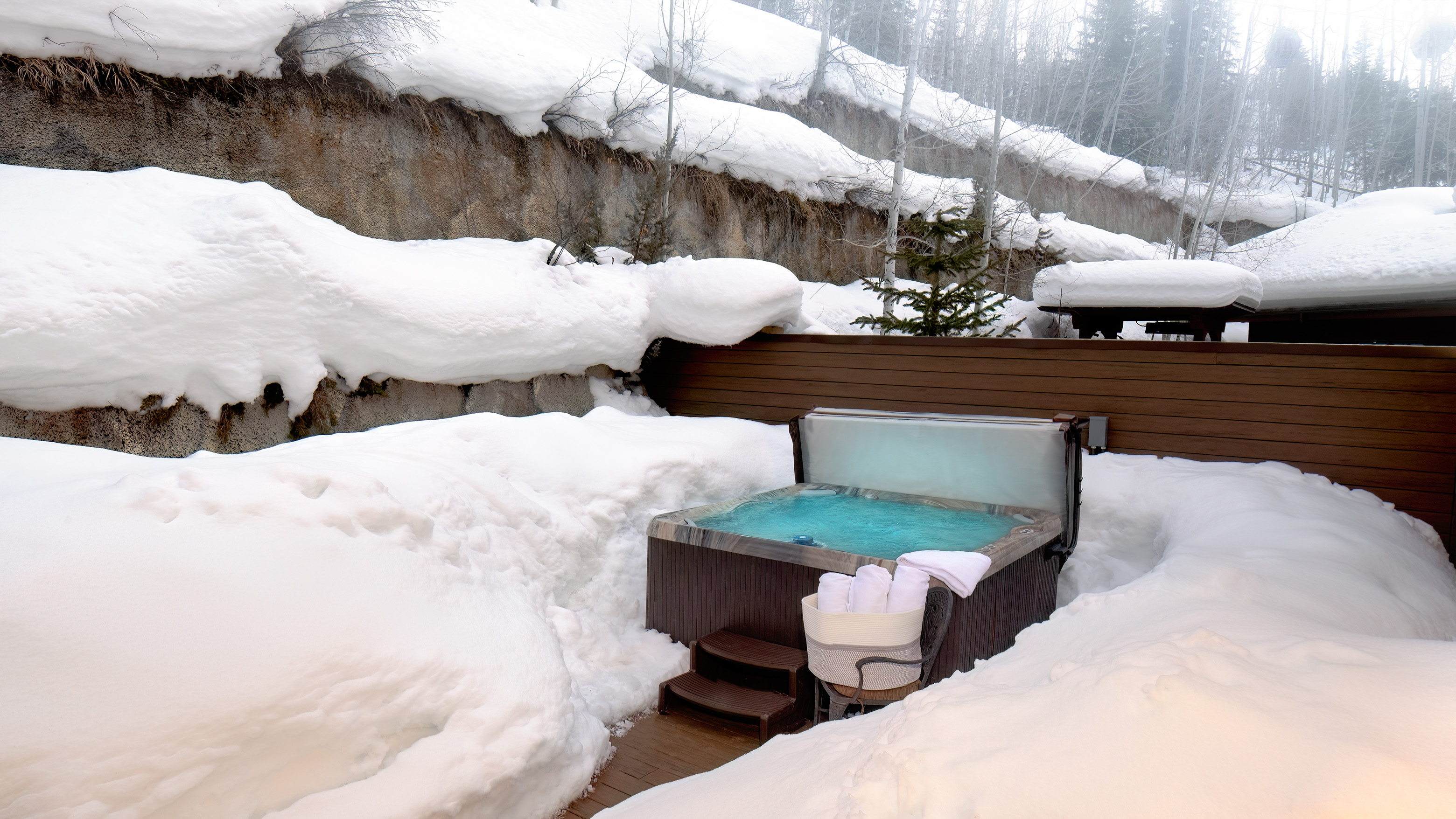 Apex Lodge North Side: Hot Tub in Winter