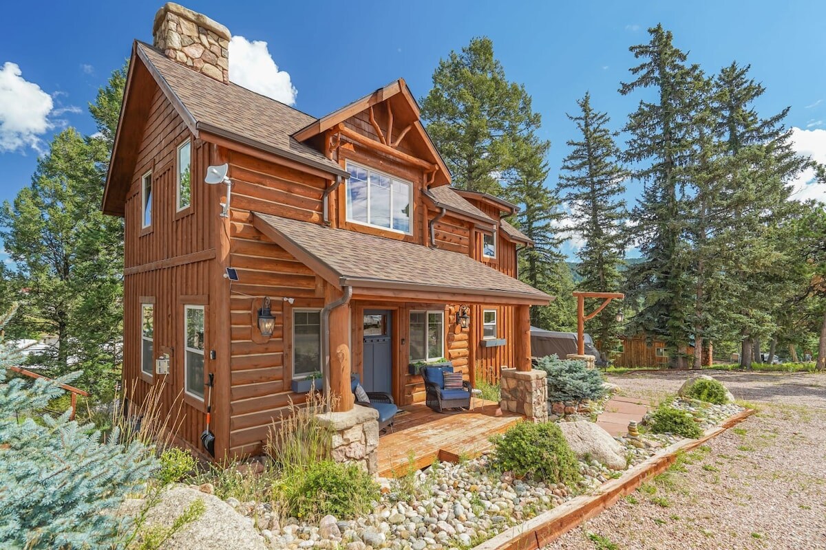 Beautiful mountain log cabin with an open floorplan, tons of natural light, and space to relax!