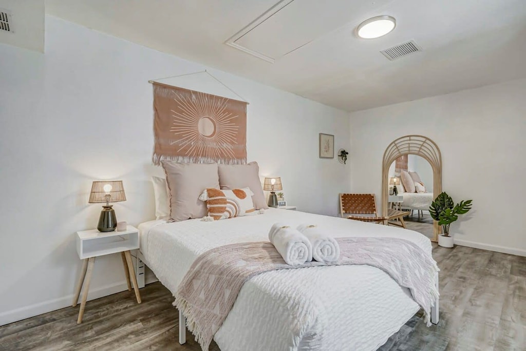 The Queen bedroom is perfectly set up with an ultra-comfortable bed, soft high-end sheets, and a cozy area for getting ready in the mornings!